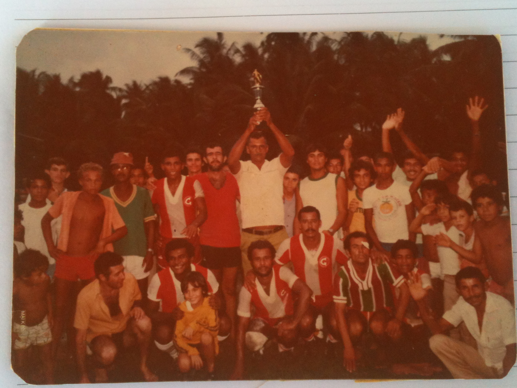 Foto Sr.Aloisio pai de Zé Luilson levantando trofeu.