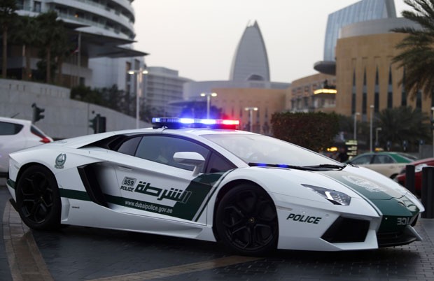 Objetivo é tornar o patrulhamento mais rápido. Na foto, a Lamborghini usada pela polícia de Dubai (Foto: Ahmed Jadallah/Reuters)