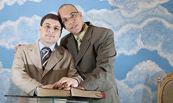 Os pastores Marcos Gladstone (à esq.), 37, e Fábio Inácio de Souza, 33, na Igreja Cristã Contemporânea, no Rio (RJ)