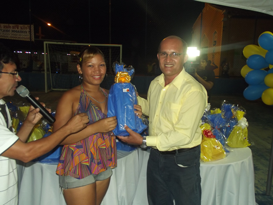 Vereador Neilton Costa realizando a entrega de brindes as mães da comunidade. (foto: Gabriel Santos)