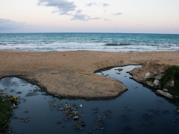 Praias da capital são manchadas pelas línguas negras que seguem em direção ao mar (Foto: Jonathan Lins/G1)