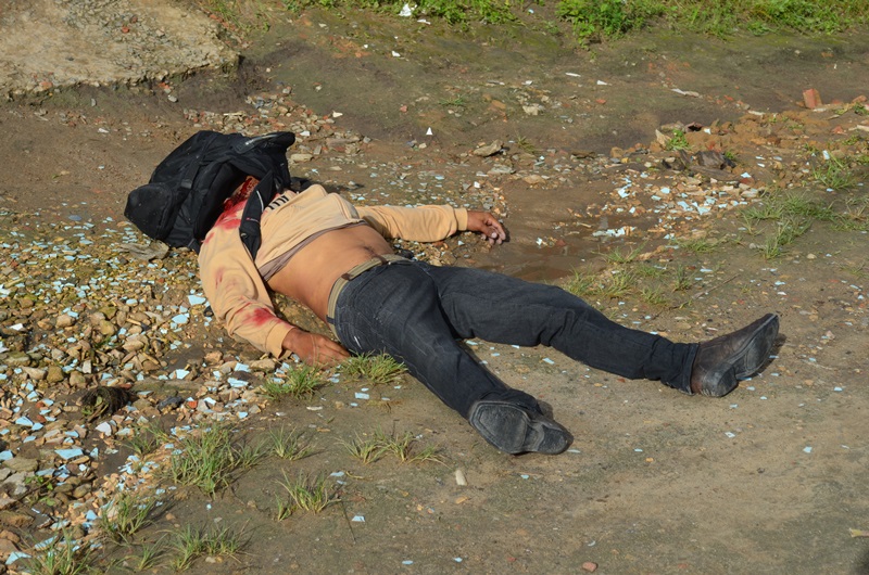 Vítima foi morta com vários tiros na cabeça na porta de estabelecimento comercial.(foto: André do MN)