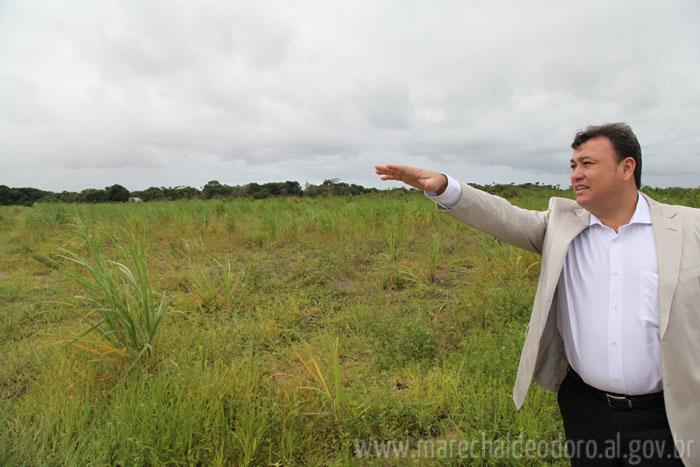 Prefeito Cristiano Matheus observa o local onde será instalada a nova empresa.