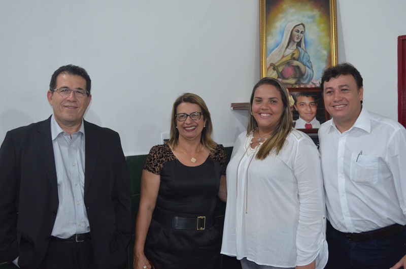 Engenheiro João Lopes, professora Iolanda, Wanisse Elita e o prefeito Cristiano Matheus durante solenidade de posse. (foto: lalinho Barros)