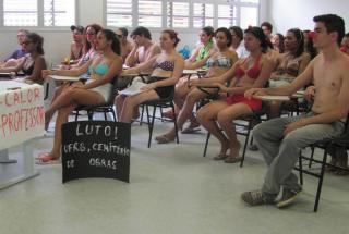 Estudantes da UFRB vão de biquíni para as salas de aula, na Bahia (Foto: Anacley Souza/Site Voz da Bahia )