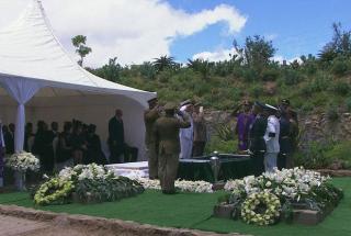 Corpo de Mandela é enterrado com honras militares em Qunu, na África do Sul (Foto: Reprodução/TV Globo)