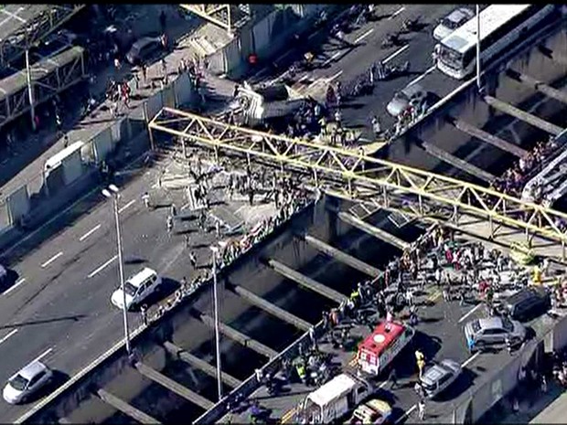 As duas pistas da via, uma das mais importante do Rio, foram obstruídas (Foto: Reprodução GloboNews)