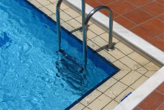 Naisla Cestari Loyola pulou na piscina de sua residência e chegou a ser retirada com vida, mas não resistiu