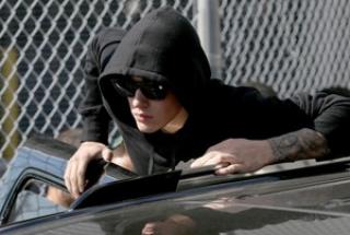 Justin Bieber é liberado da prisão após ser detido por dirigir bêbado. Ele acenou para os fãs e jornalistas na saída
