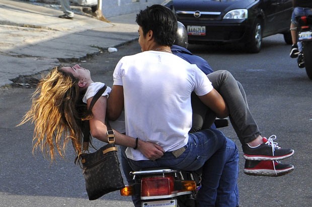 Génesis Carmona é socorrida nesta terça-feira (18) após ser baleada em protesto em Valencia, na Venezuela (Foto: Mauricio Ceneno-Notitarde/Reuters)