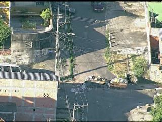 Operação da PM no Morro do Juramento busca envolvidos com morte de policial no Alemão. Bandidos fizeram uma barricada para dificultar a ação da polícia (Foto: Reprodução/TV Globo)