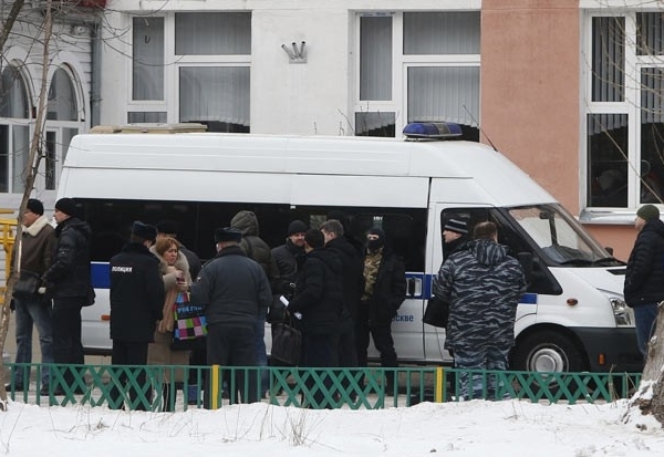 Policiais e autoridades em frente à escola onde ocorreu tiroteio nesta segunda-feira (3), na periferia de Moscou, na Rússia