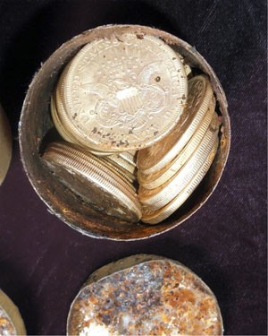Valor do tesouro é avaliado em US$ 10 milhões (R$ 23,4 milhões) (Foto: Saddle Ridge Hoard discoverers via Kagin's, Inc/AP)