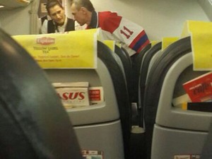 Homem fala com comissários de bordo depois que o avião foi forçado a descer em Istambul (Foto: Cihan News Agency/AFP)