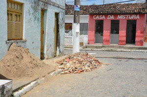 Moradores também pedem que entulhos sejam recolhidos.