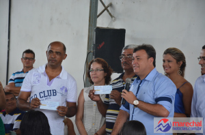 Prefeito Cristiano Matheus entregou dois cheques de R$ 11.000,00