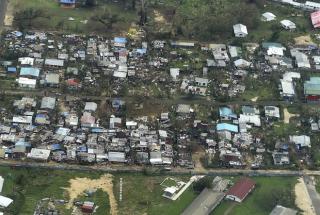 Imagem aérea mostra residência destruídas pelos ventos do tufão Pam em Vanuatu, que chegaram a 320 km/h