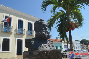 Busto em homenagem ao Marechal Deodoro, com o antigo palácio provincial ao fundo.