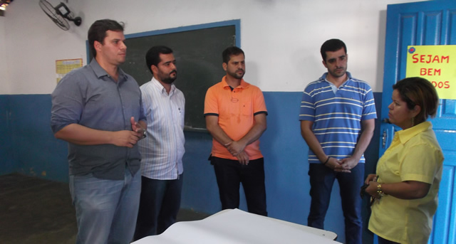Vereadores Cacau, Del Cavalcante, Júnior Lopes e Jorge Melo, ouvindo uma funcionária de outra escola. (Foto: Keiciany)