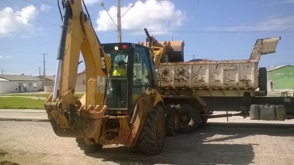 Funcionários estão desde ontem fazendo a limpeza do residencial.