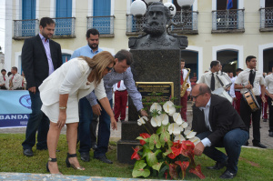 Autoridades depositaram flores no busto de Deodoro. (Foto: Gabriel Santos)