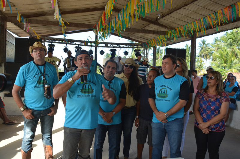 Da esquerda para a direita, Nilson do SAMU, Valter Cabeção, deputado Inácio Loiola, Dóris Monteiro, Nelson Ned, prefeito Cristiano Matheus e professora Iolanda. (Foto: Gabriel Santos)
