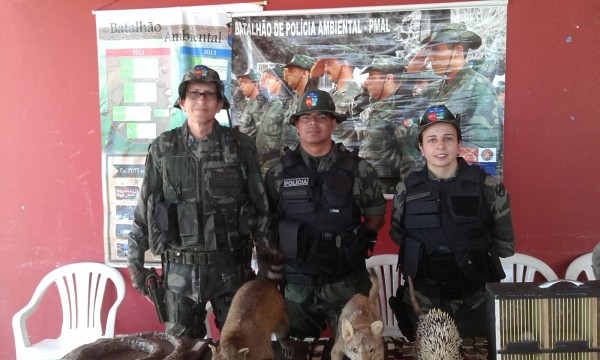 Sargento Fernando e os soldados Elves e Waleska, durante exposição na ACS.