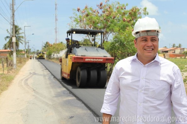 Prefeito Cristiano Matheus assina nesta sexta ordem de serviço.