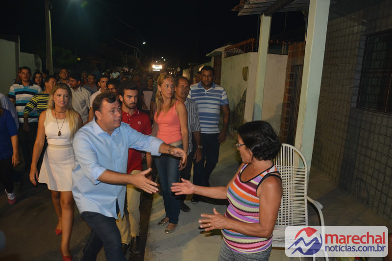 Prefeito Cristiano Matheus recebeu os parabéns dos moradores da Rua Donina Barbosa. (Foto: Gabriel Santos)