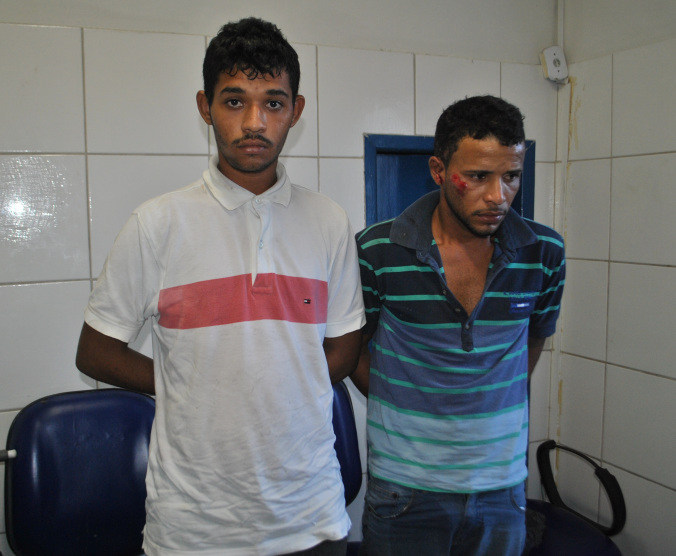 Os assaltantes foram identificados como Carlos Aldélio Melo da silva, 27, e João Victor de Oliveira Leite, 18, e foram presos com um revólver de calibre 38. Ninguém ficou ferido.