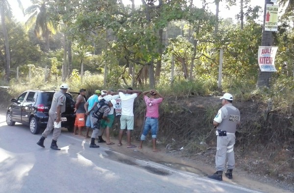 Abordagens a suspeitos também estão sendo feitas.