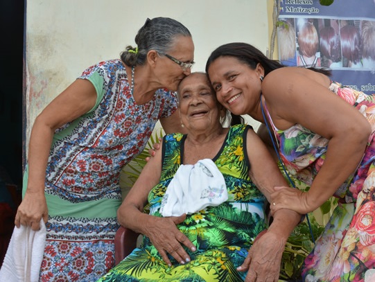 Dona Miúda recebeu o carinho de familiares e foliões do bloco Nação Rubro Negra. (Foto: Gabriel Monteiro)