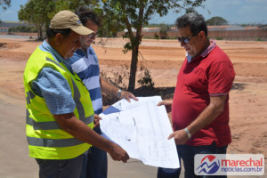 Engenheiro João Lopes, um dos responsáveis pelo loteamento, durante vistoria a obra.