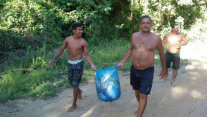 Resíduos foram colocados em sacos e recolhidos para a cidade.