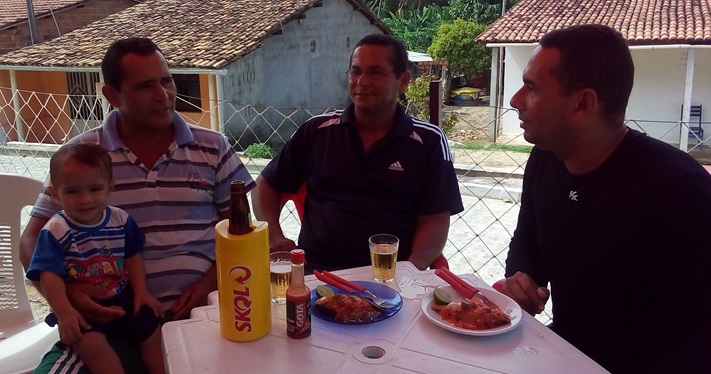 Empresário Carlos Cavalcante, Zezinho do Society e André Marechal falaram sobre um evento que vai ser realizado na comunidade.