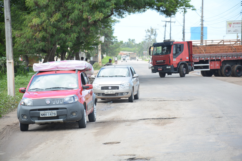 Buracos tomam conta da AL-215, obrigando motoristas a fazerem manobras arriscadas. (Foto: André Marechal)