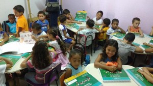 Os kits compostos de livros, caligrafia, caderno de desenho e de atividades foram distribuídos a mais de mil alunos.