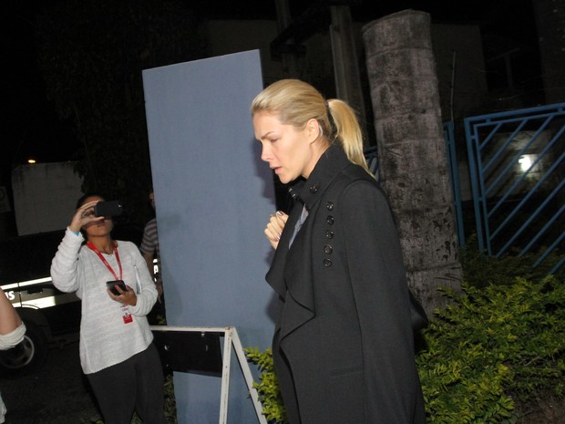 Ana Hickmann deixa delegacia após prestar depoimento em Belo Horizonte; fã foi morto após ameaçá-la (Foto: DENILTON DIAS/O TEMPO/ESTADÃO CONTEÚDO)