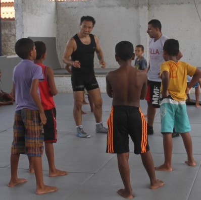 Edson Kudo, ao centro, durante treinamento com atletas da Barra Nova.