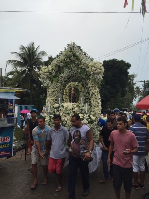 Fiéis carregaram o andor com a santa.