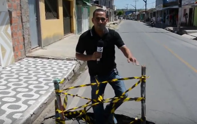 Repórter André Marechal esteve visitando a comunidade dos Cajueiros para mostrar o problema. (Imagem: Gabriel Santos)