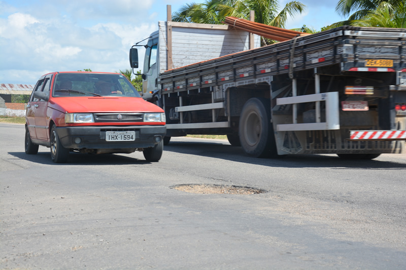 Buracos se multiplicam na AL-215, por onde passam diariamente centenas de veículos leves e pesados. (Foto: André Marechal)