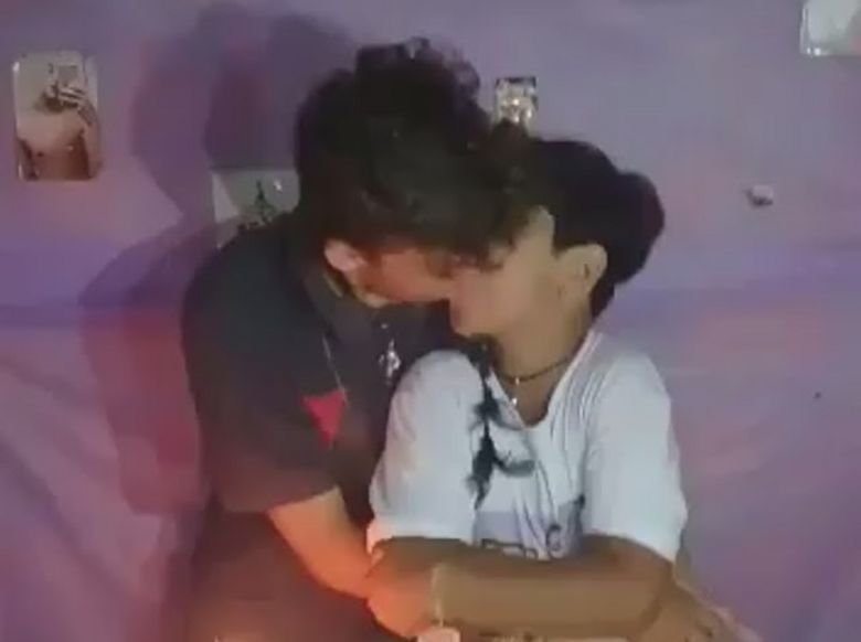 Com bolo de Pabllo Vittar, garoto de 12 anos beija namorado 